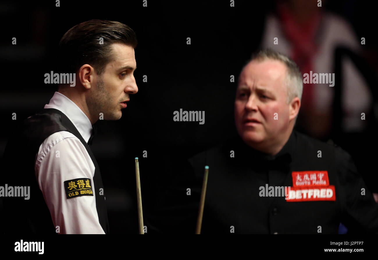 Mark Selby et John Higgins parlent pendant seize jours des Championnats du monde de snooker Betfred à The Crucible Theatre, Sheffield. ASSOCIATION DE PRESSE Photo. Photo date : dimanche 30 avril, 2017. Voir l'histoire du monde de snooker PA. Crédit photo doit se lire : Steven Paston/PA Wire Banque D'Images