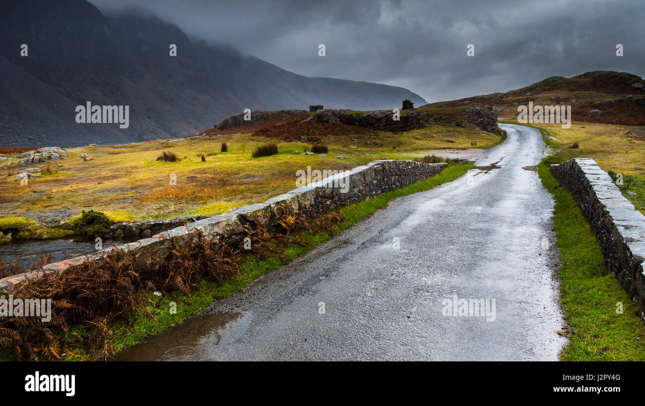 Route le long du bord de la cumbia, Angleterre Wastwater dans un jour de pluie en automne Banque D'Images