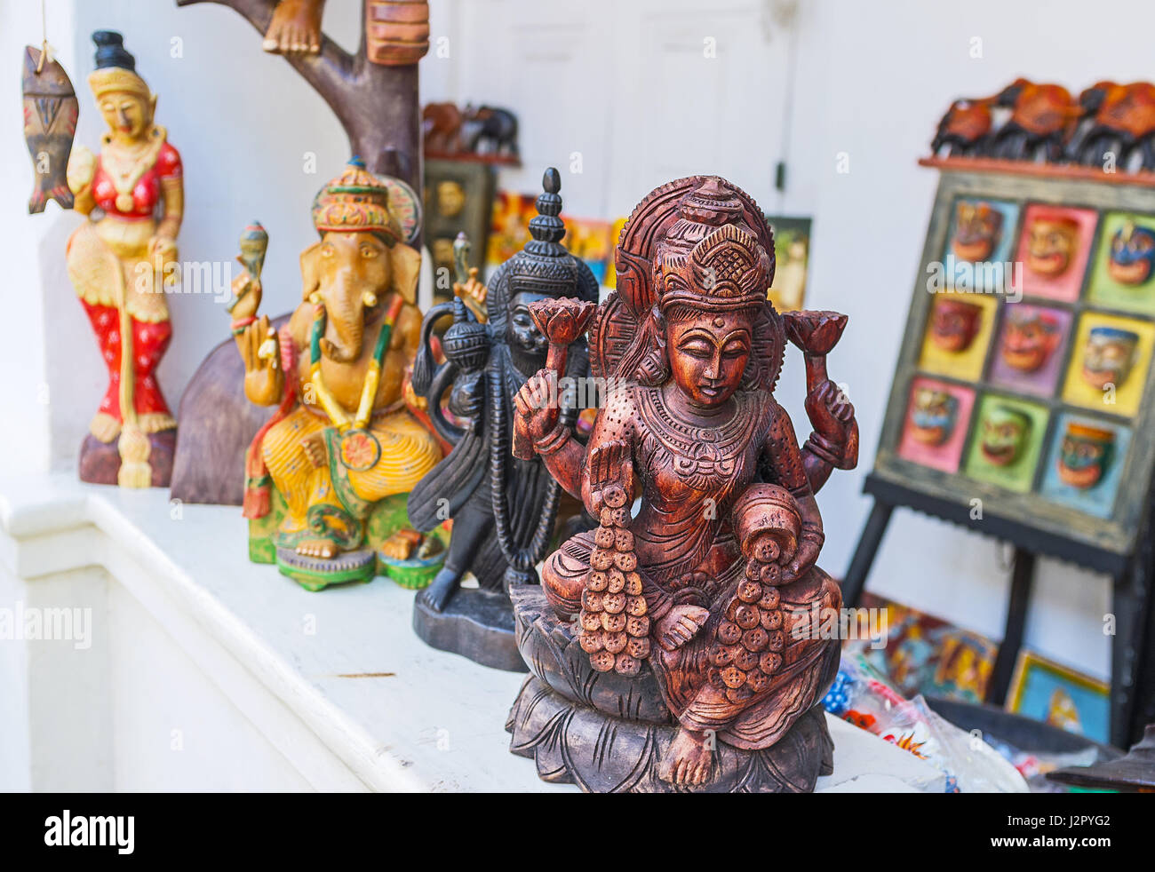 Les figurines en bois sculpté de dieux hindous dans l'artisanat centre à Galle Fort, Sri Lanka. Banque D'Images