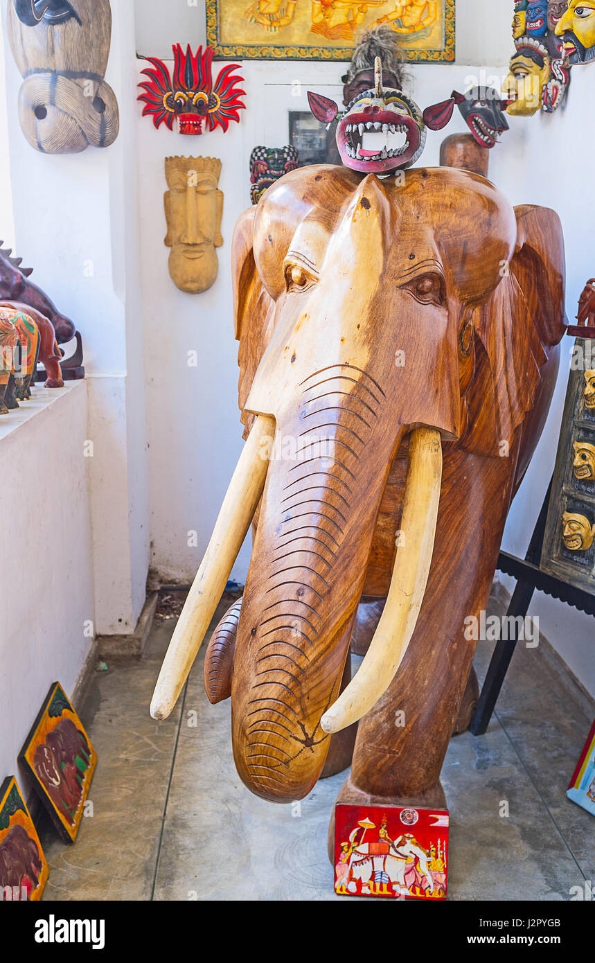 GALLE, SRI LANKA - le 4 décembre 2016 : l'éléphant en bois, entouré de masques traditionnels faits à la main sur la terrasse de l'artisanat, le 4 décembre dans la région de Ga Banque D'Images