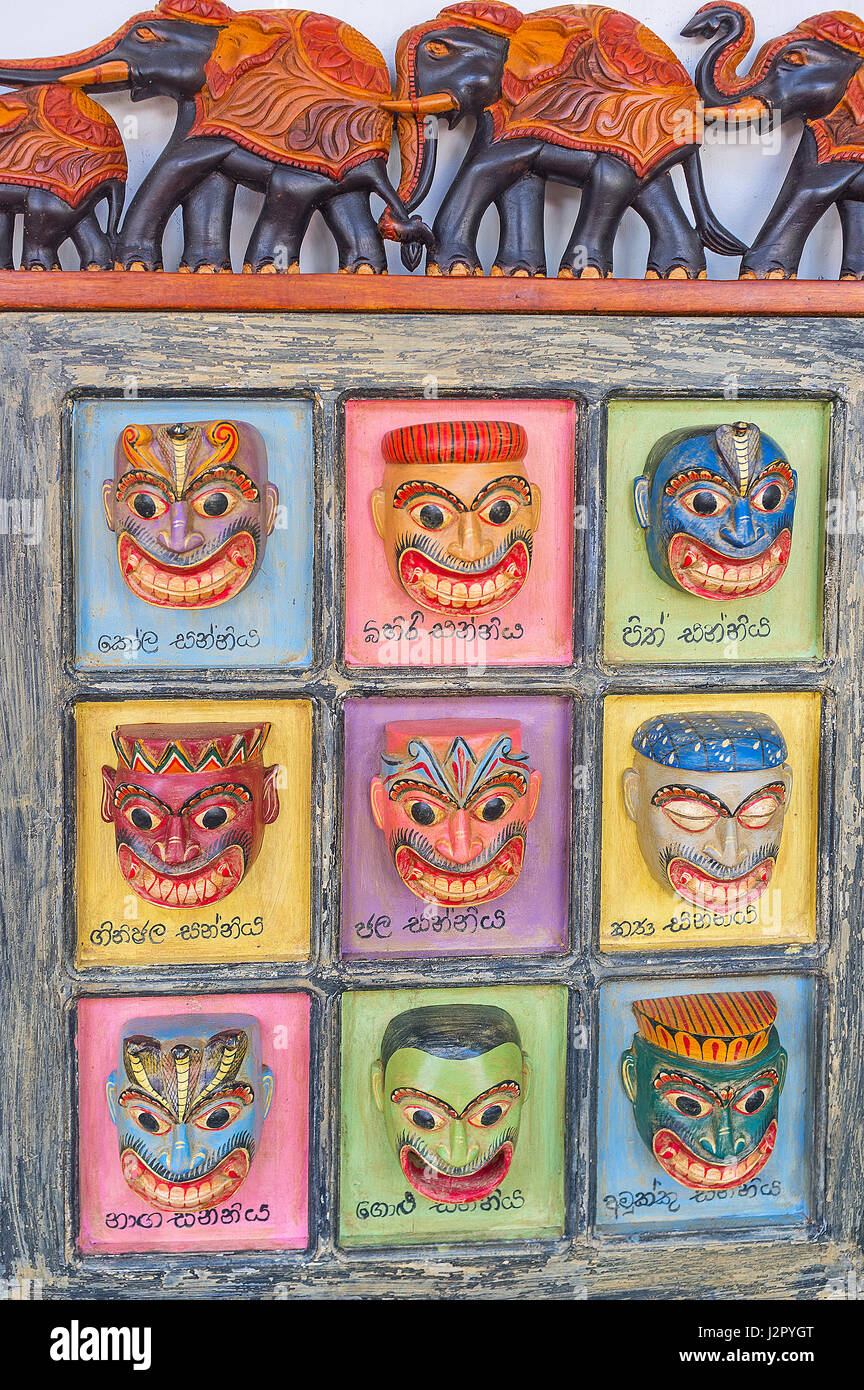 GALLE, SRI LANKA - le 4 décembre 2016 : l'écran en bois, décorées avec des reliefs colorés de masques traditionnels avec les inscriptions, les Cinghalais sur Décembre Banque D'Images