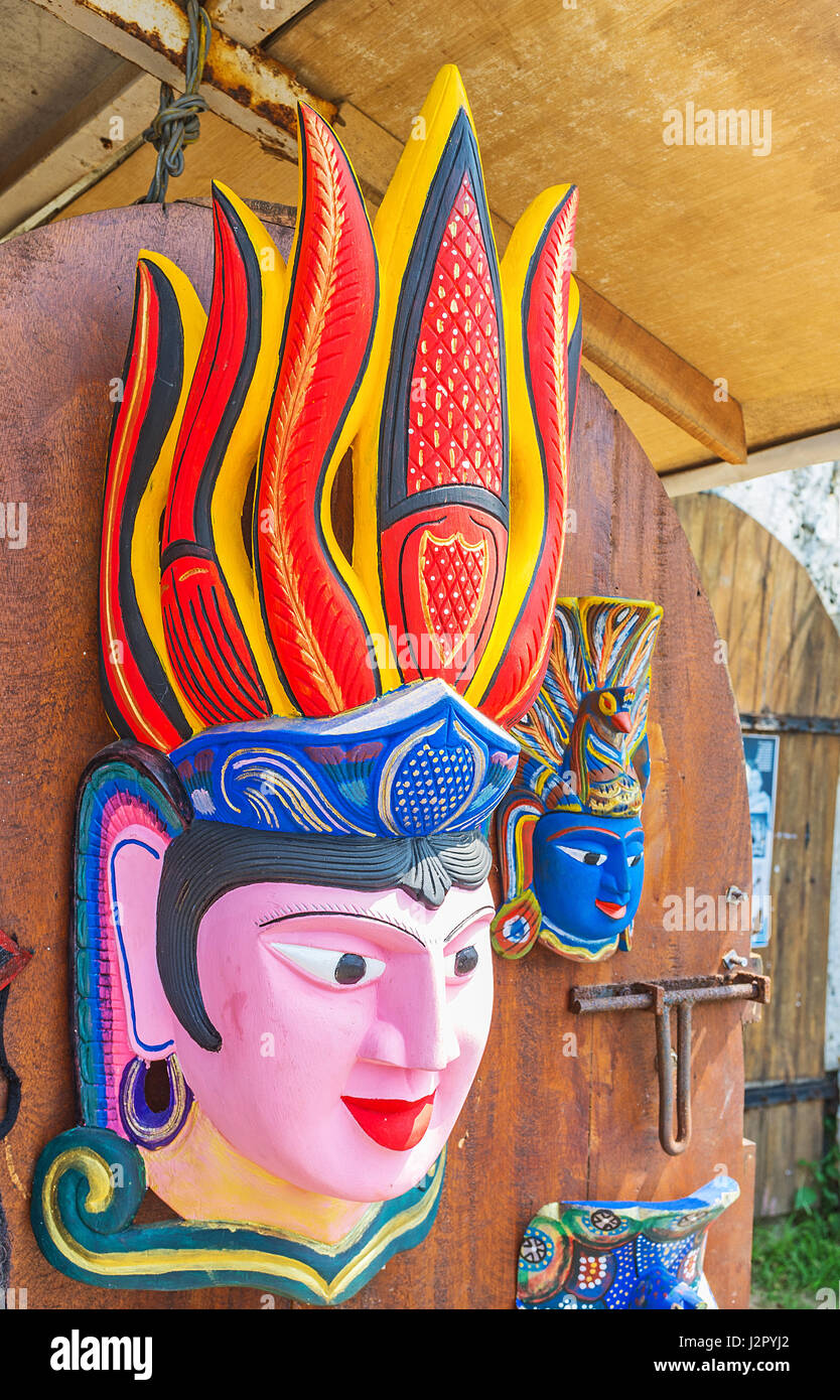 Le masque en bois coloré décore la porte d'artisan store, Galle, au Sri Lanka. Banque D'Images