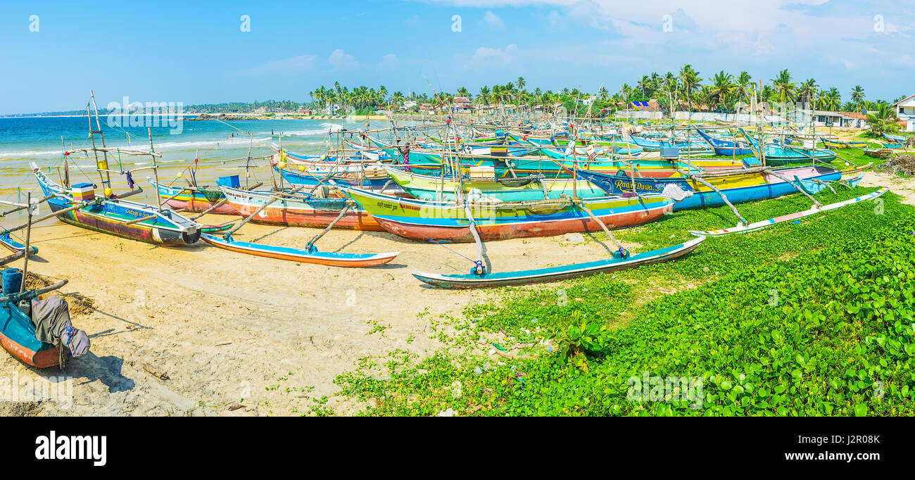 La colline verte à la banque du Ratgama Lake donne sur le grand port de pêche de Kumarakanda avec oruwa colorés katamaran-bateaux, Hikkaduwa, au Sri Lanka. Banque D'Images