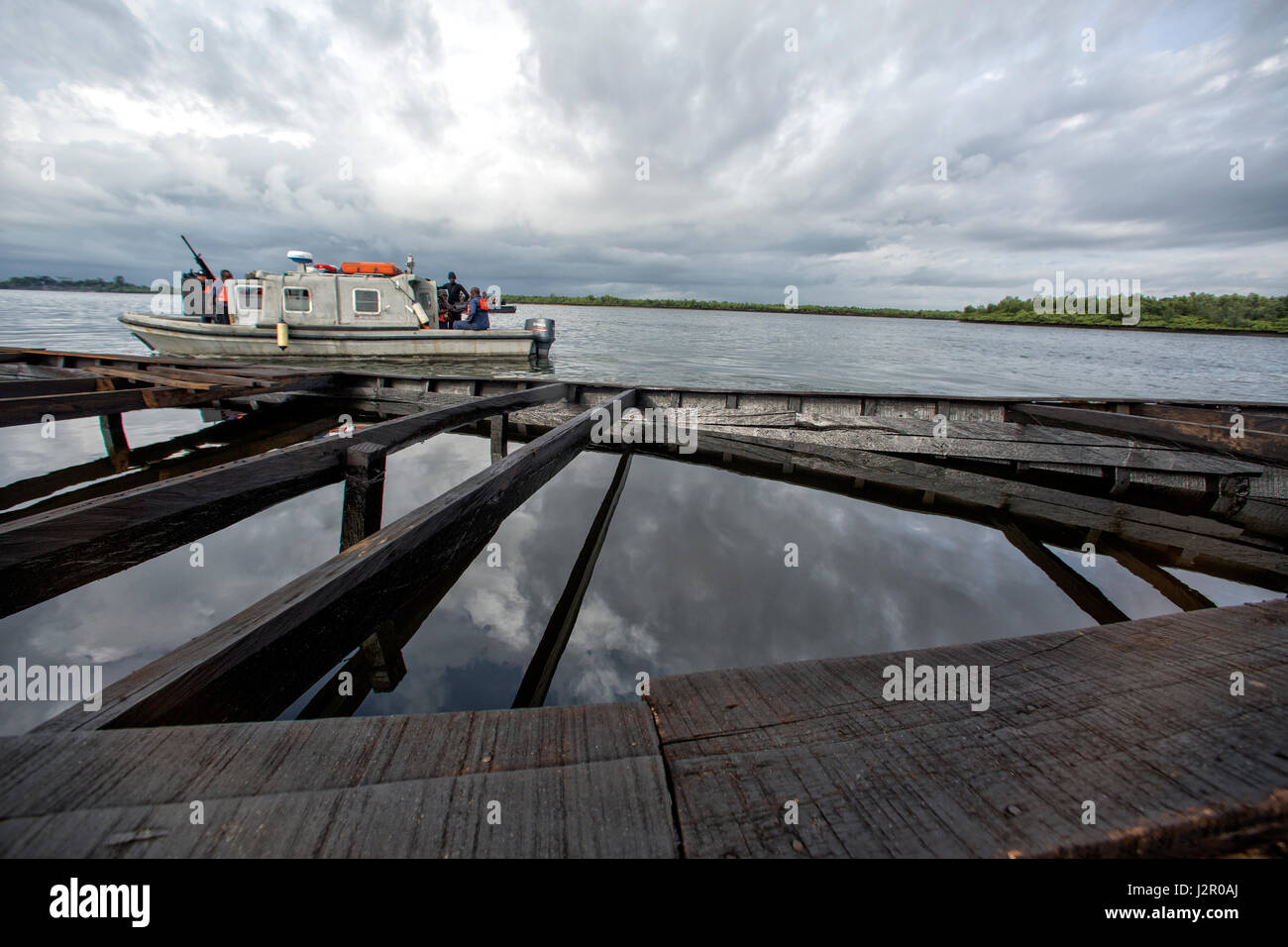 Une barge en bois remplie d'huile d'une raffinerie illégale est saisi par la marine nigériane lors d'une patrouille dans le Delta du Niger, dans l'État de Rivers, au Nigéria Banque D'Images