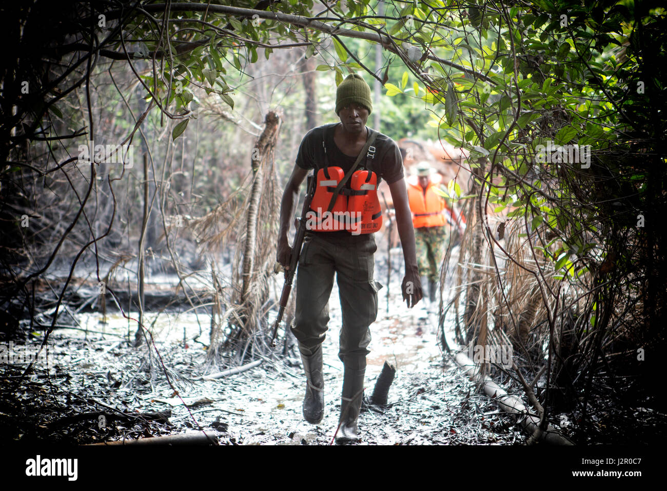 Des soldats de la marine nigériane en patrouille sur le site d'une raffinerie illégale dans le Delta du Niger au cours de l'opération en cours, les rivières en toute sécurité Delta State, Nigeria Banque D'Images