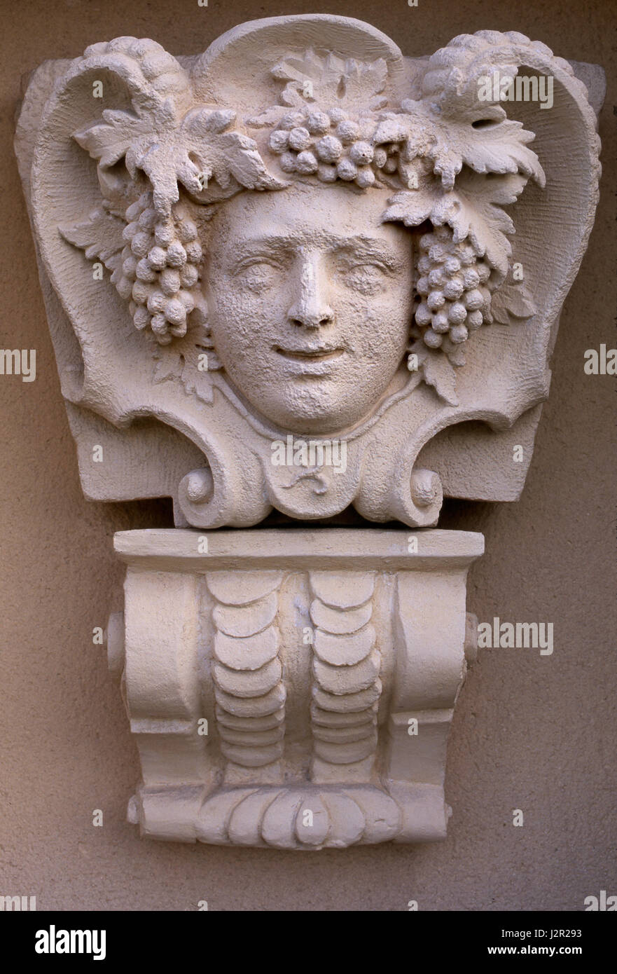 Mur de Bacchus statue de la tête de Bacchus, à l'extérieur de l'établissement vinicole de Louis Jadot, Beaune, Côte d'Or, France, dieu de la vigne, vendanges, vinification, & Banque D'Images