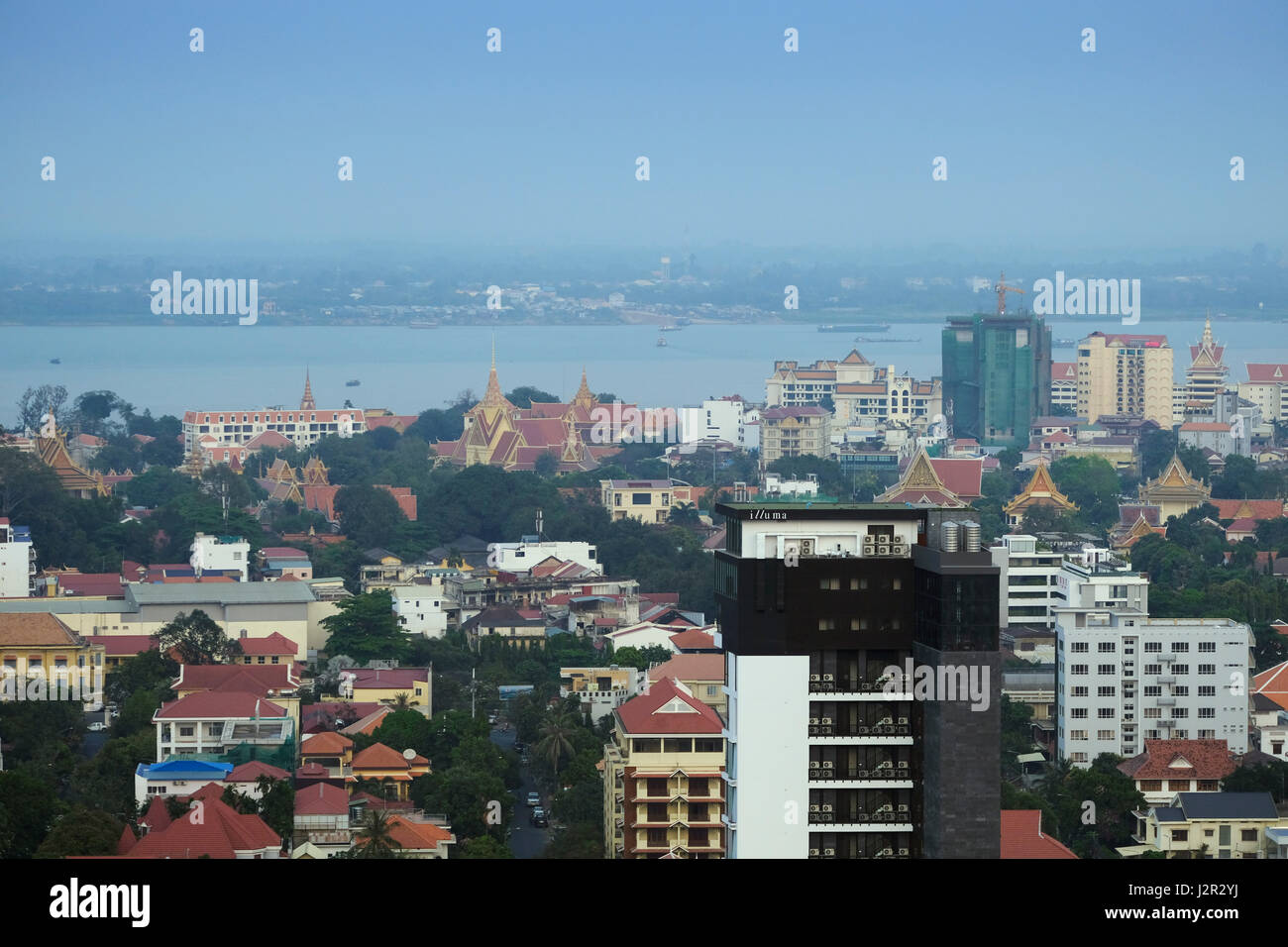 Centre-ville de Phnom Penh et du Cambodge - skyline capitale montrant le Mékong où elle rencontre la rivière Tonle Sap Banque D'Images