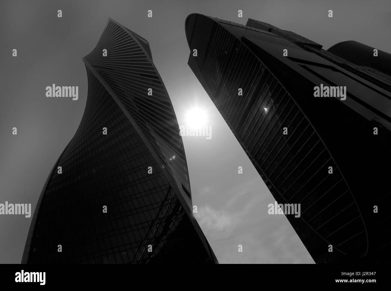 Photo de tours modernes de gratte-ciel illuminé par le soleil Banque D'Images