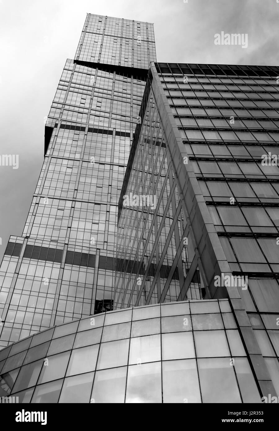 Photo de tours modernes de gratte-ciel illuminé par le soleil Banque D'Images