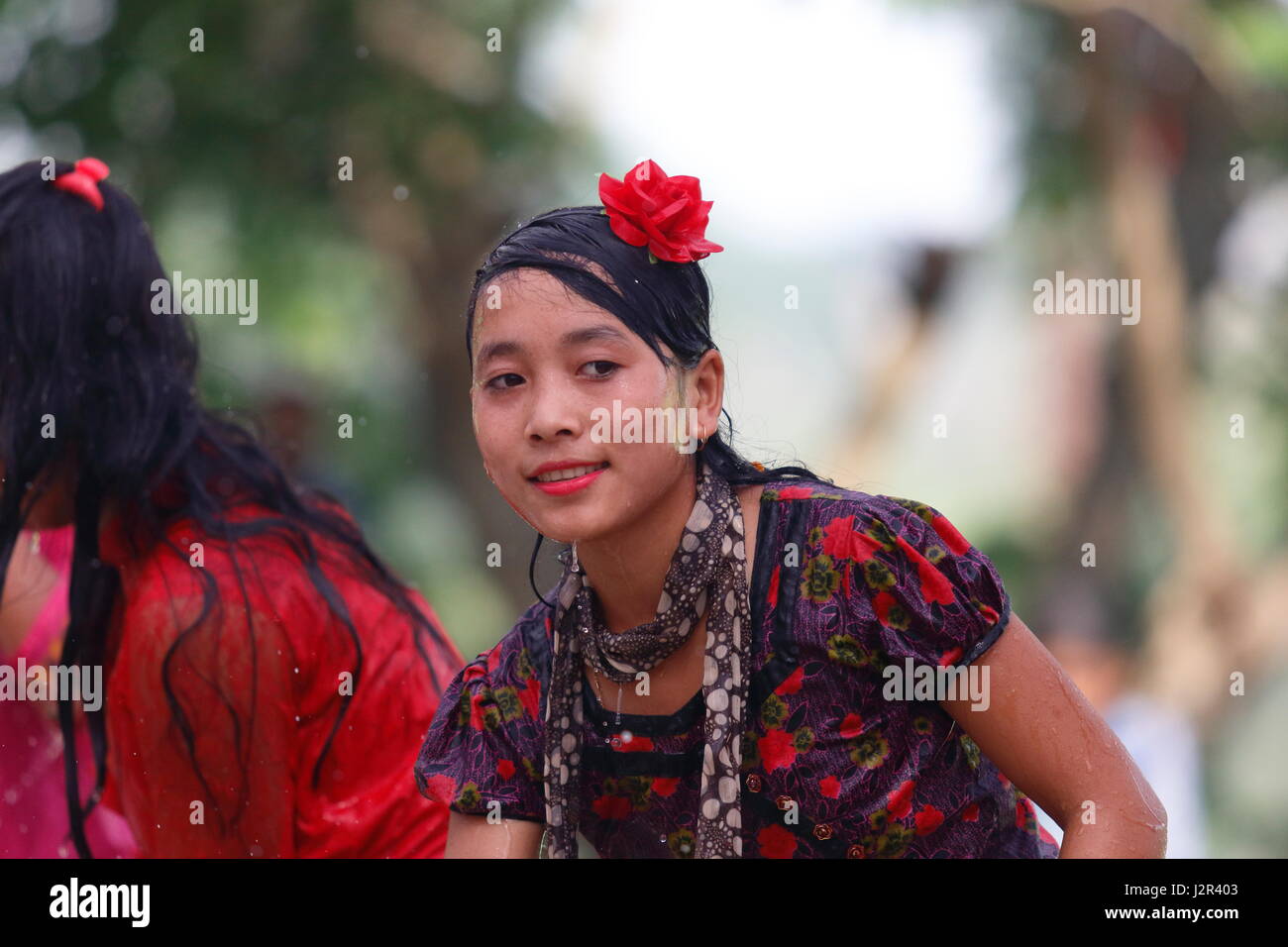 Marma ethniques les filles participent au festival de l'eau à l'occasion  d'Baisabi festival. C'est une partie de leur fête du Nouvel An. Rangamati,  au Bangladesh Photo Stock - Alamy
