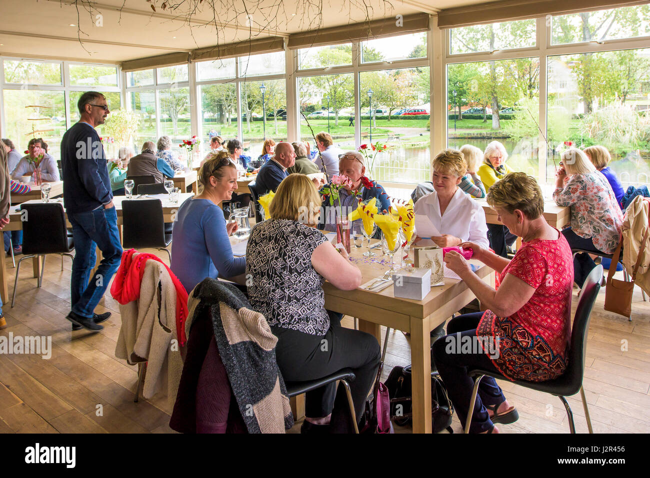 Diners bénéficiant d'un repas au restaurant au bord du lac à Newquay Cornwall. Banque D'Images