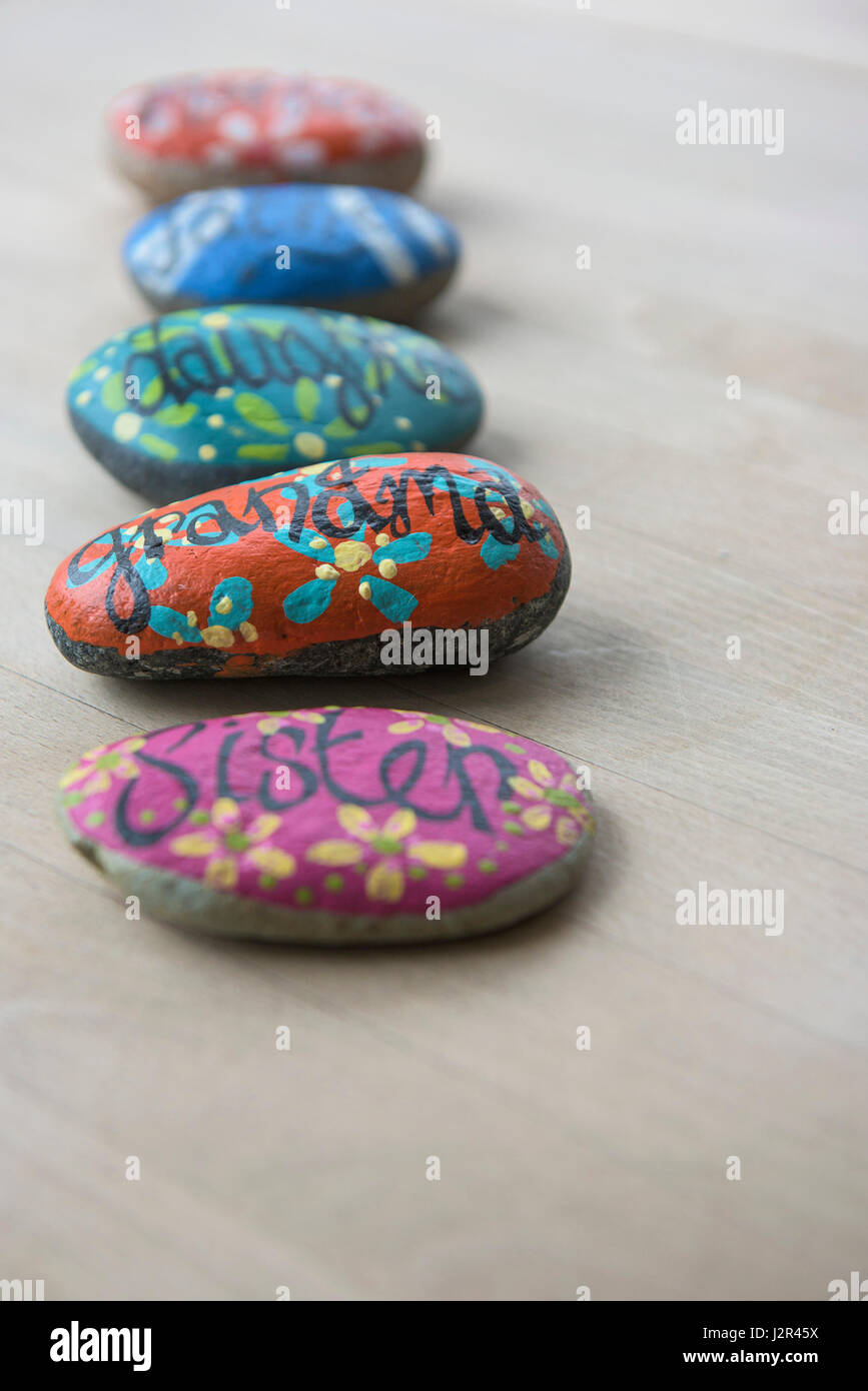 Close up de cailloux peints pierres peintes décorées Décoration Noms Les  noms de lieu coloré dynamique assez de noms de famille Photo Stock - Alamy