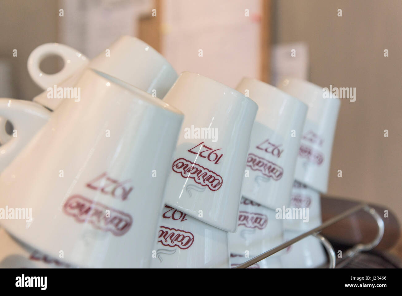 Tasses à café vaisselle empilé Logo marque Cafe Banque D'Images