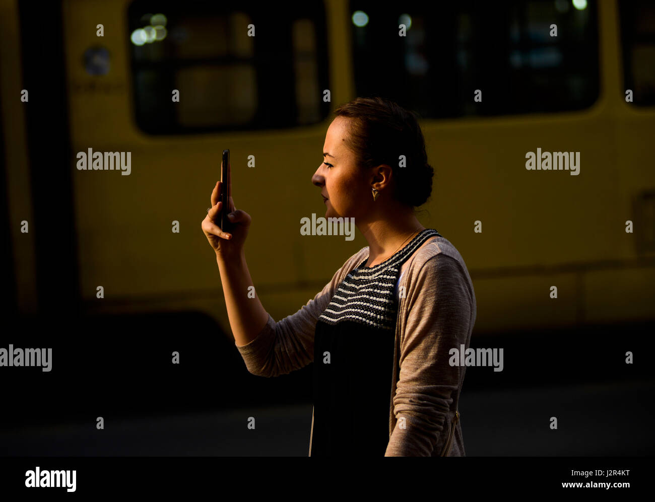 Une femme regardant son téléphone portable. Rue Maršala Tita, Sarajevo (Bosnie-Herzégovine) Banque D'Images