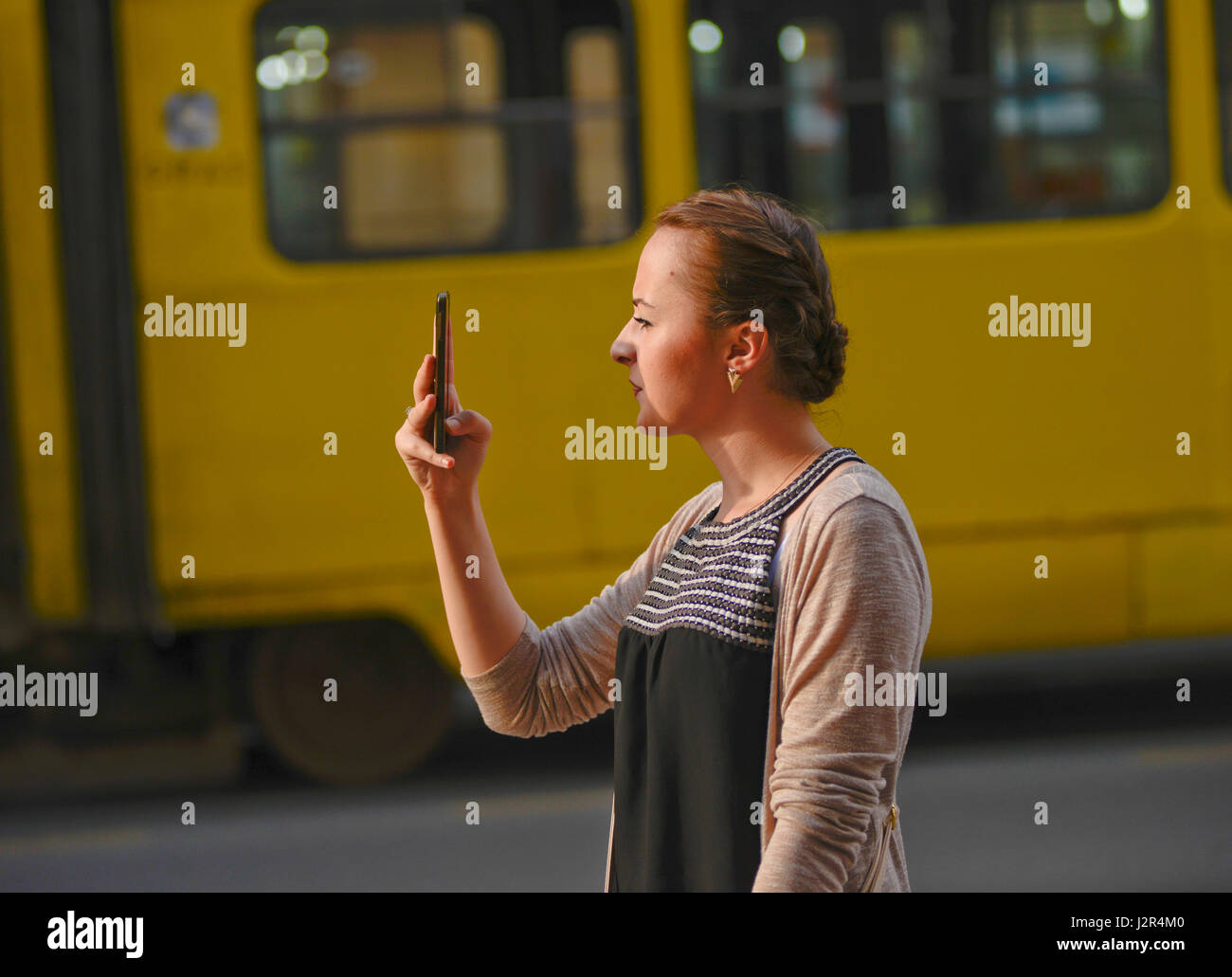Une femme regardant son téléphone portable. Rue Maršala Tita, Sarajevo (Bosnie-Herzégovine) Banque D'Images