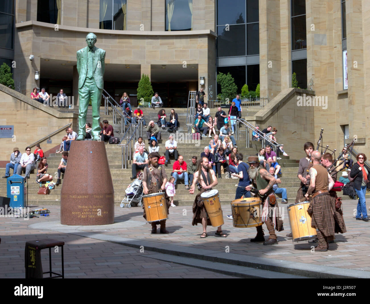 Artiste de la rue Buchanan Street Glasgow Scottish Pipes and Drums Banque D'Images