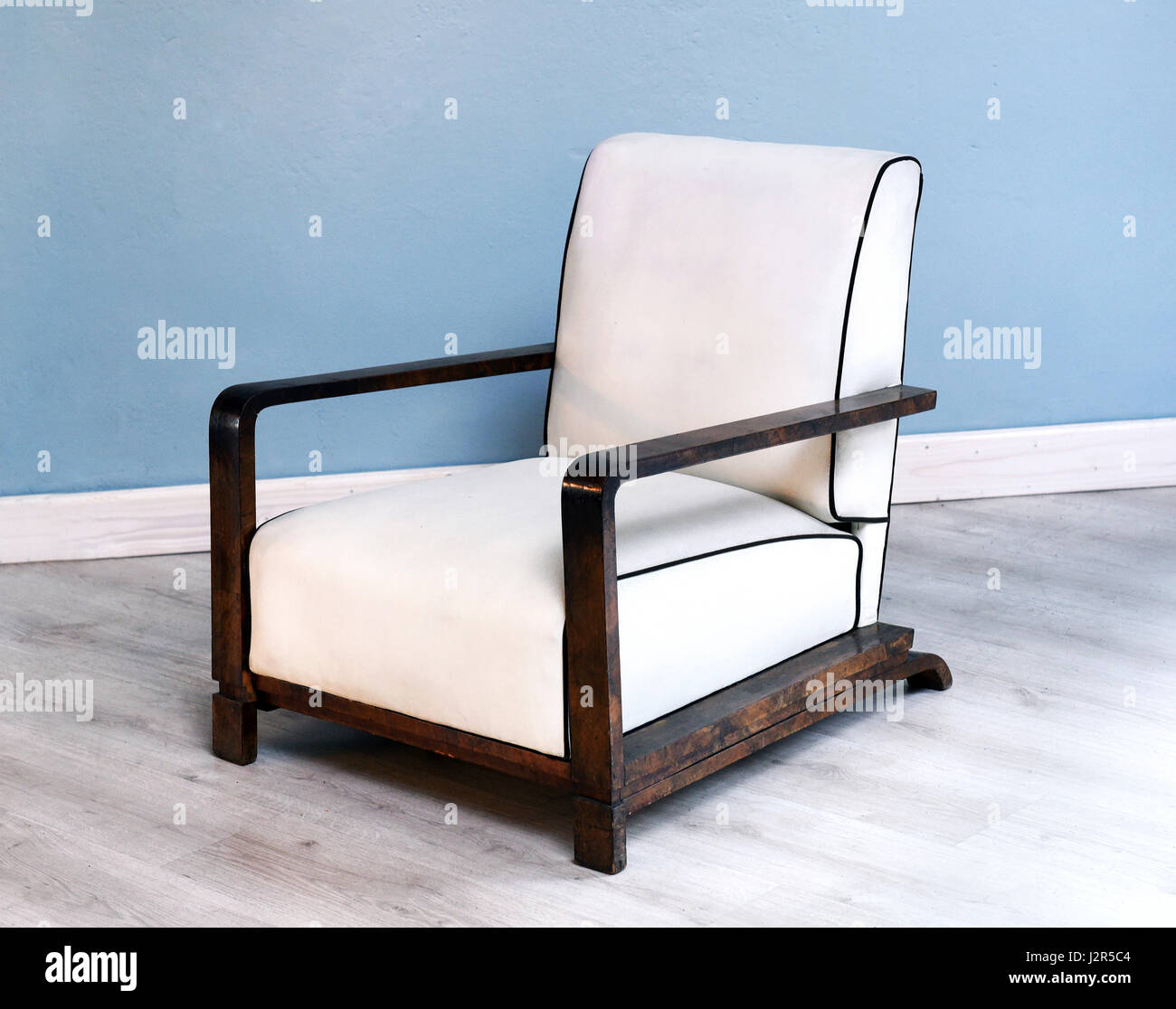 En bois élégant fauteuil art déco avec capitonnage en blanc chambre moderne Banque D'Images