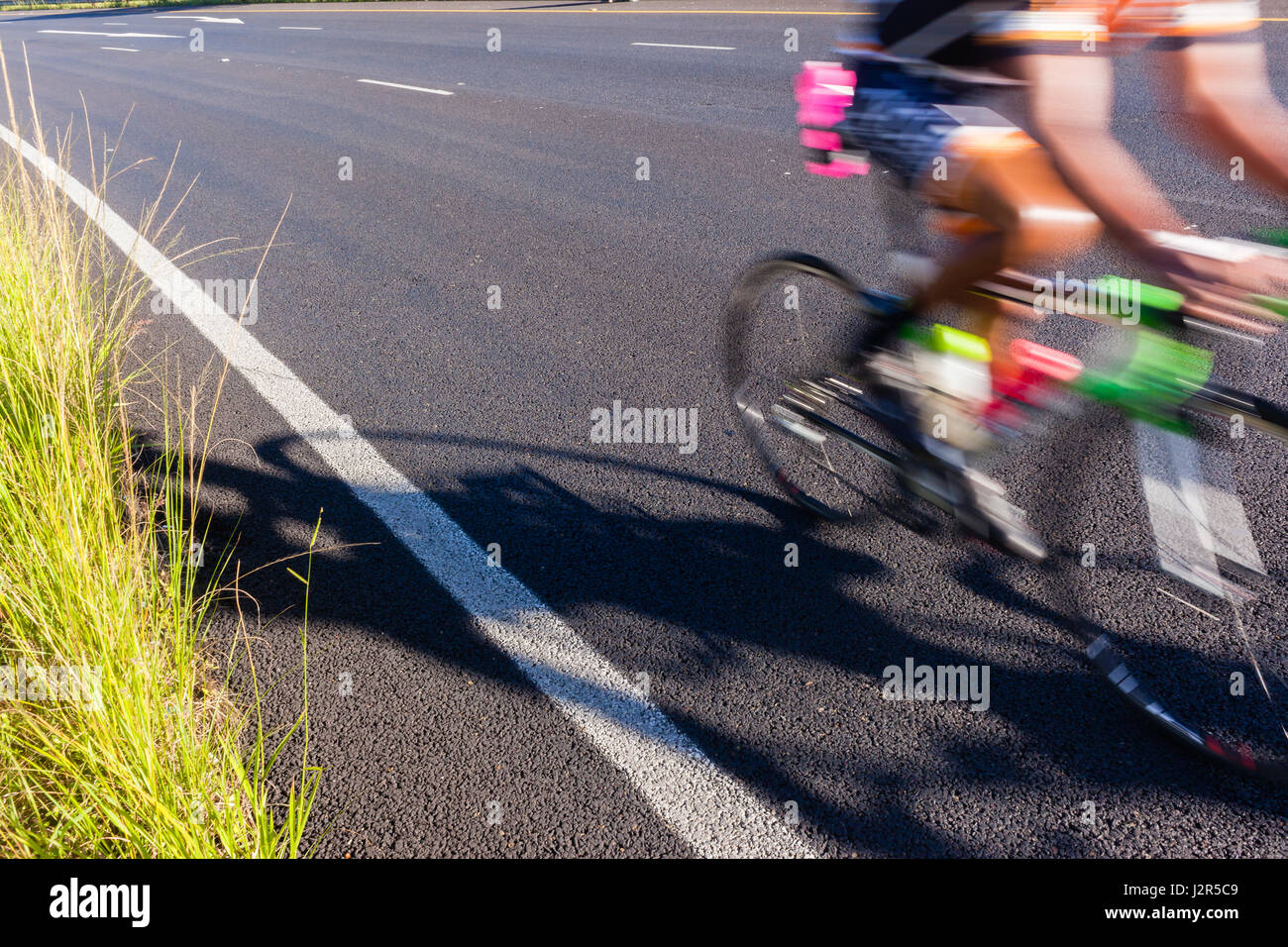 Vélo Cycliste sur route flou de vitesse Banque D'Images