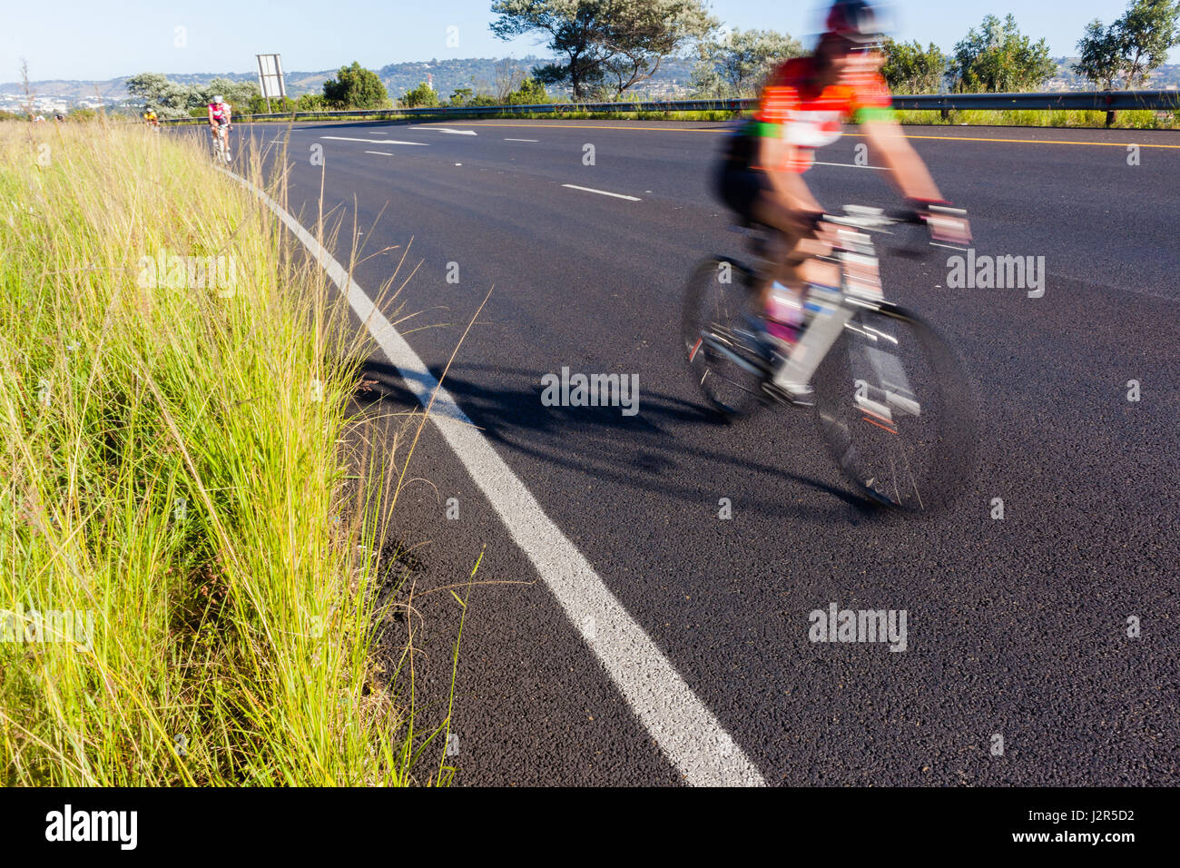 Vélo Cycliste sur route flou de vitesse Banque D'Images