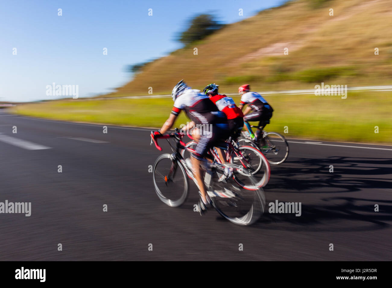 Vélo Cycliste sur route flou de vitesse Banque D'Images