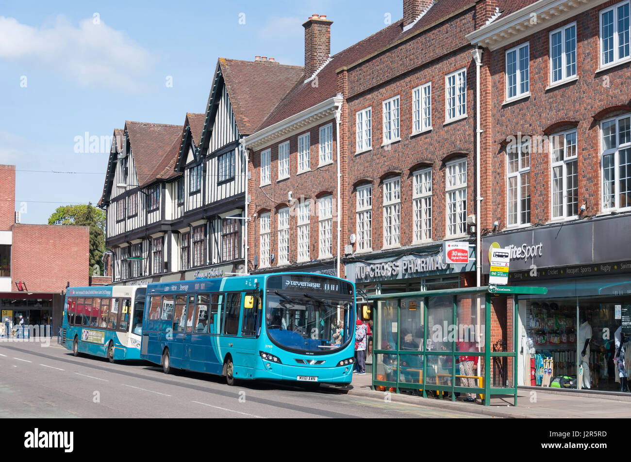 Des bus locaux à l'arrêt de bus, l'Hermitage Road, Hitchin, Hertfordshire, Angleterre, Royaume-Uni Banque D'Images