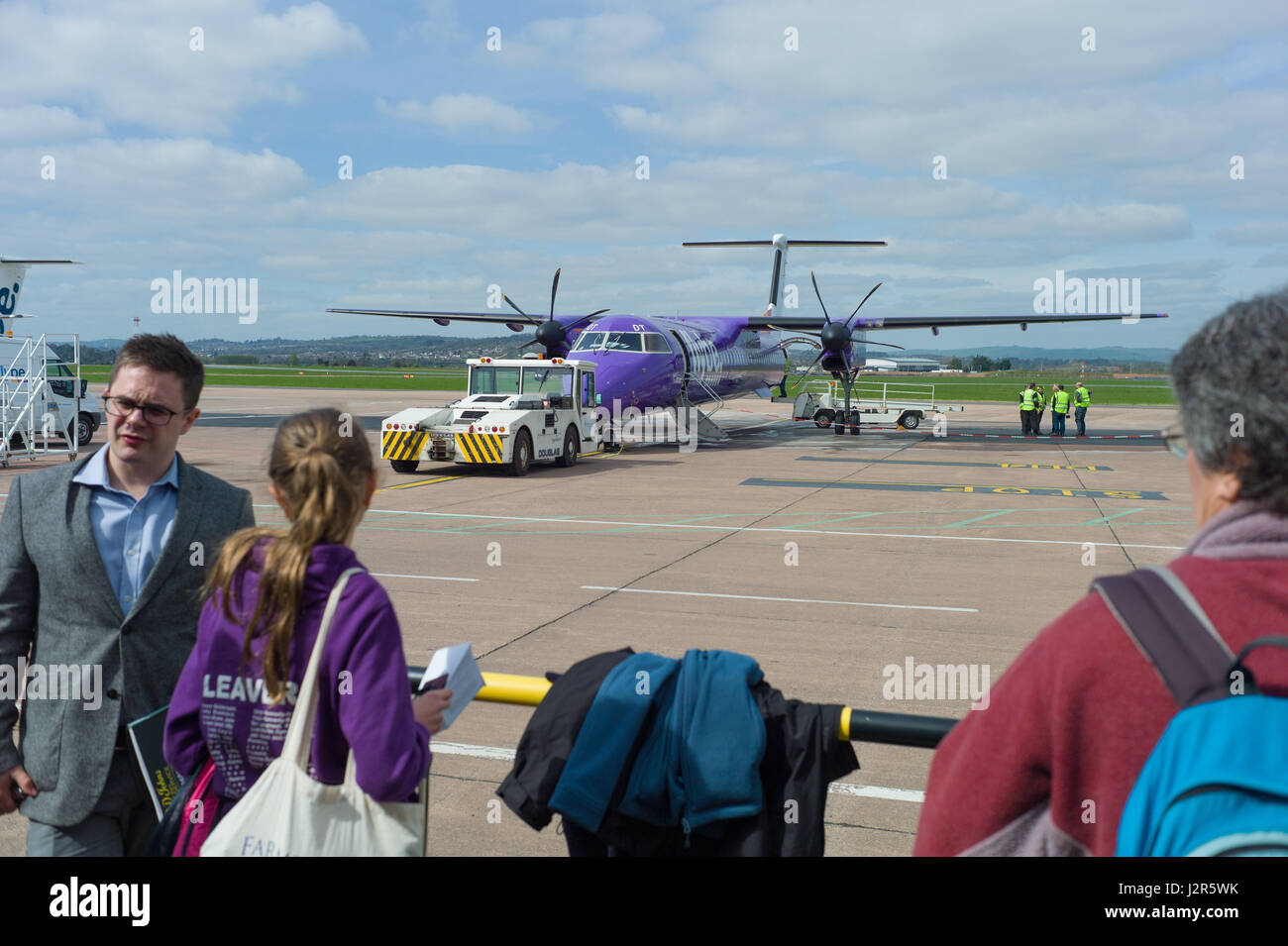 Un avion à hélice Flybee attend les passagers à charger lors de l'aéroport d'Exeter Devon, Angleterre, avant de partir à Edimbourg Banque D'Images
