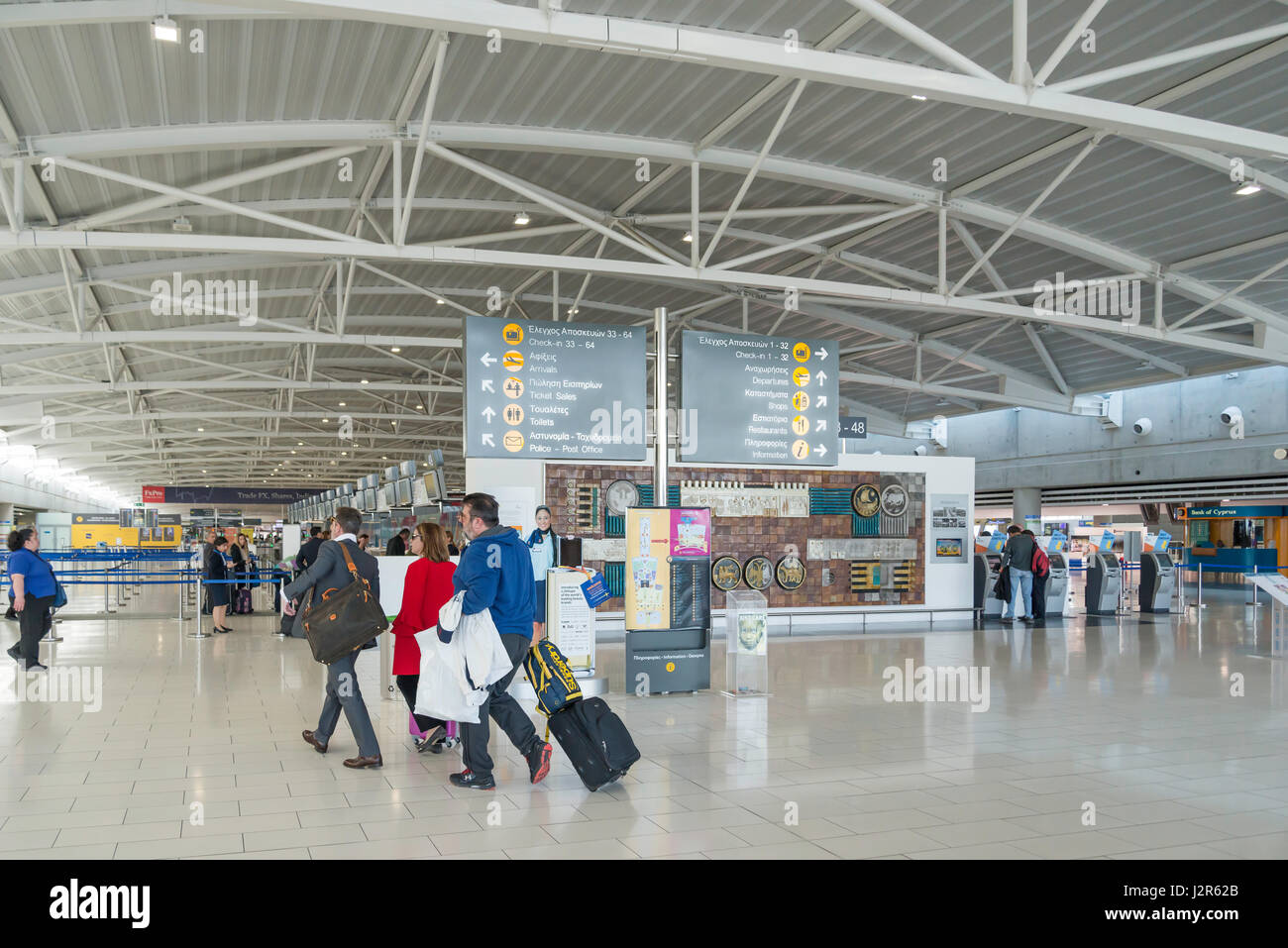 Intérieur du Terminal de départ, l'aéroport international de Larnaca (LCA), Larnaca, district de Larnaca, Chypre Banque D'Images