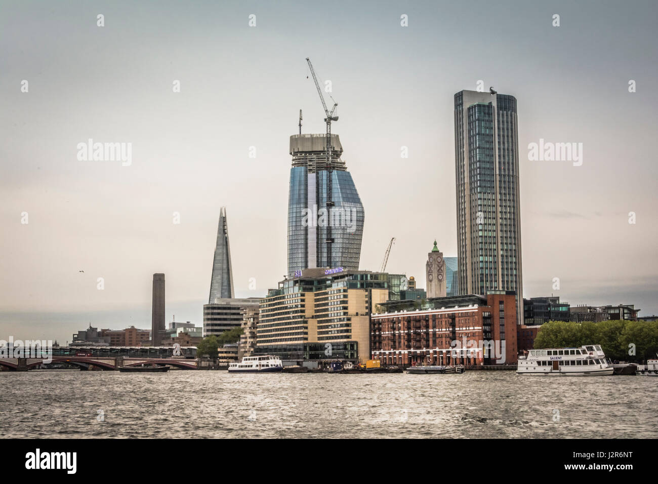 Un Boomerang (Blackfriars) et le South Bank Tower le nain et l'Oxo Tower Sea Containers building Banque D'Images