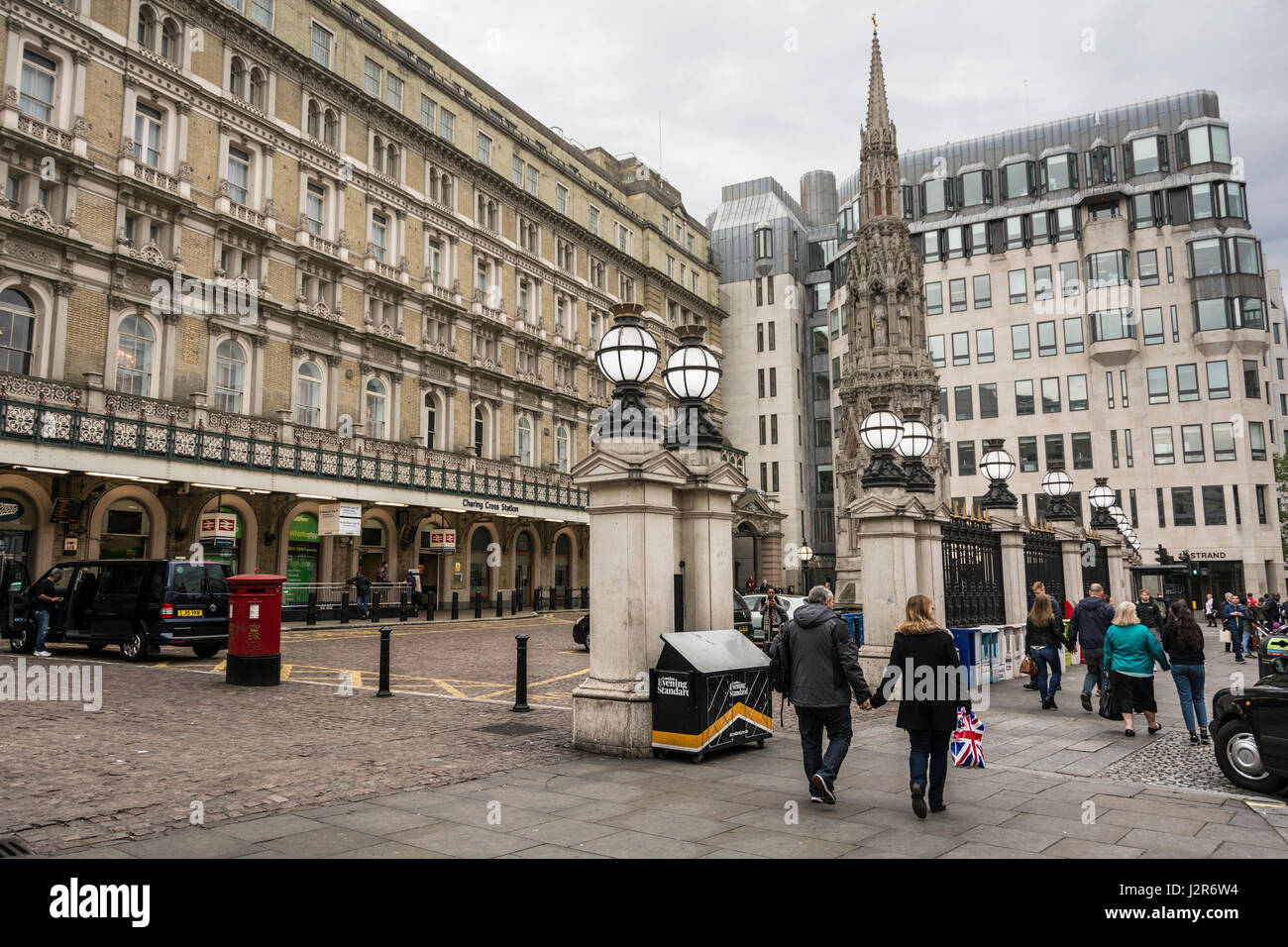 Le parvis de la gare de Charing Cross à Londres, Angleterre, Royaume-Uni Banque D'Images