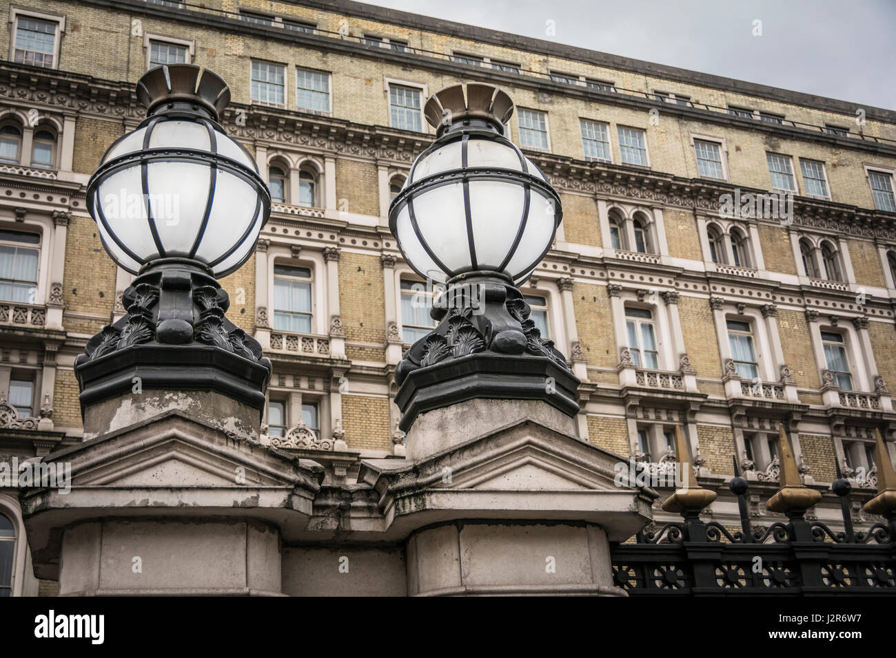 Lampes de cour décoratives sur la piste de la gare de Charing Cross à Londres, Angleterre, Royaume-Uni Banque D'Images