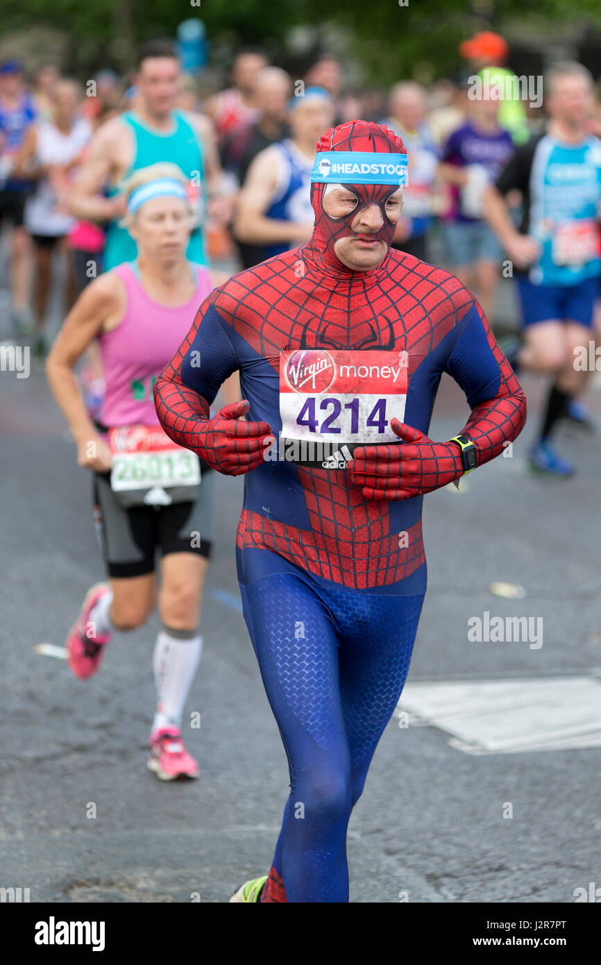 Virgin Money Marathon de Londres 2017, l'Autoroute, Londres, Royaume-Uni. Banque D'Images