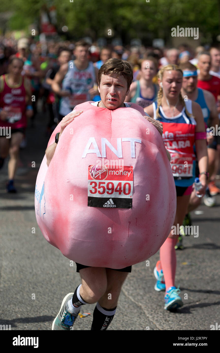 Runner pour le cerveau Rechercher la confiance dans la Vierge Argent Marathon de Londres 2017, l'Autoroute, Londres, Royaume-Uni. Banque D'Images