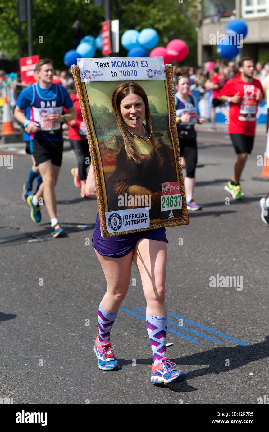 Runner pour la recherche sur le cancer, habillé comme la Joconde peinture dans la Vierge Argent Marathon de Londres 2017, l'Autoroute, Londres, Royaume-Uni. Banque D'Images
