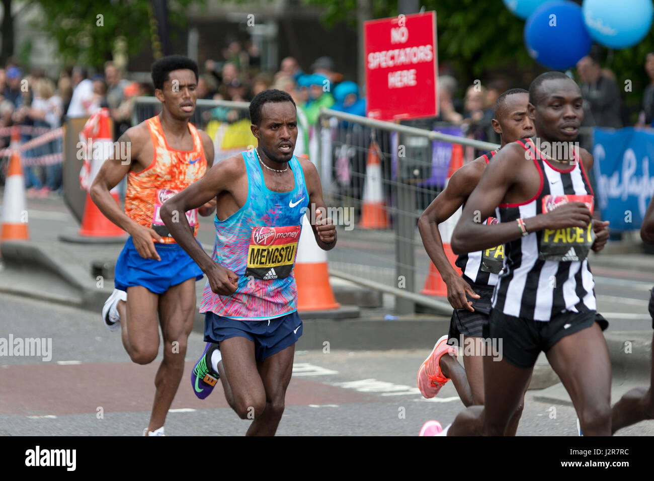 Mengstu Asefa s'exécutant dans le Marathon de Londres 2017 Virgin Money, l'Autoroute, Londres, Royaume-Uni. Banque D'Images