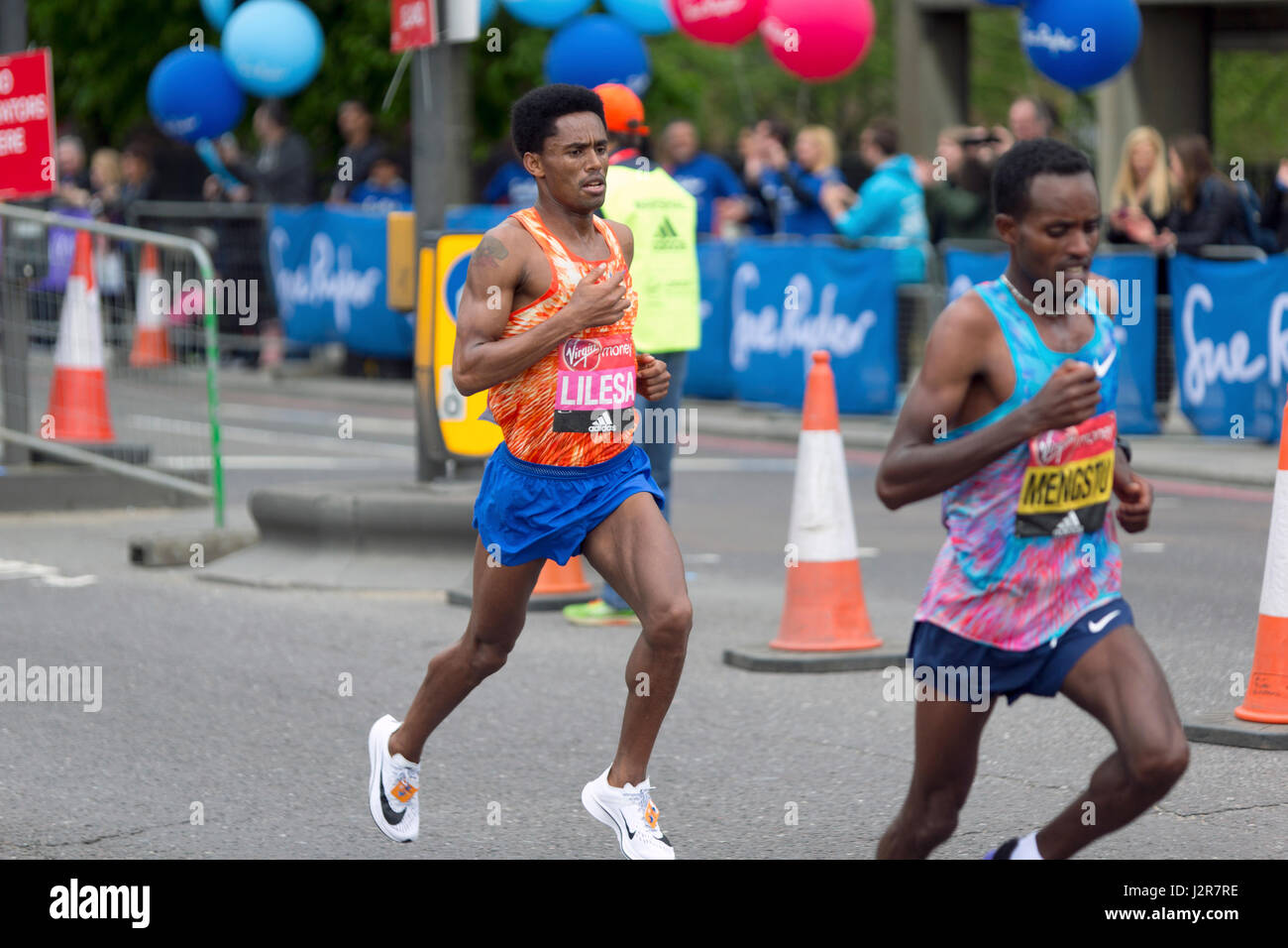 Feyisa Lilesa s'exécutant dans la Vierge Argent Marathon de Londres 2017, l'Autoroute, Londres, Royaume-Uni. Banque D'Images