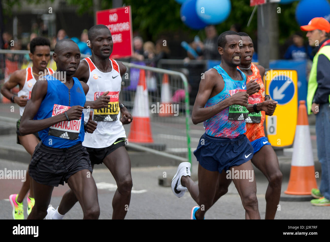 Daniel Wanjiru, Abel Kirui, Tilahun Regassa, tournant dans la Vierge Argent Marathon de Londres 2017, l'Autoroute, Londres, Royaume-Uni. Banque D'Images
