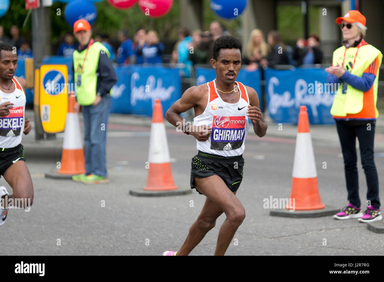 Ghirmay Ghebreslassie s'exécutant dans la Vierge Argent Marathon de Londres 2017, l'Autoroute, Londres, Royaume-Uni. Banque D'Images