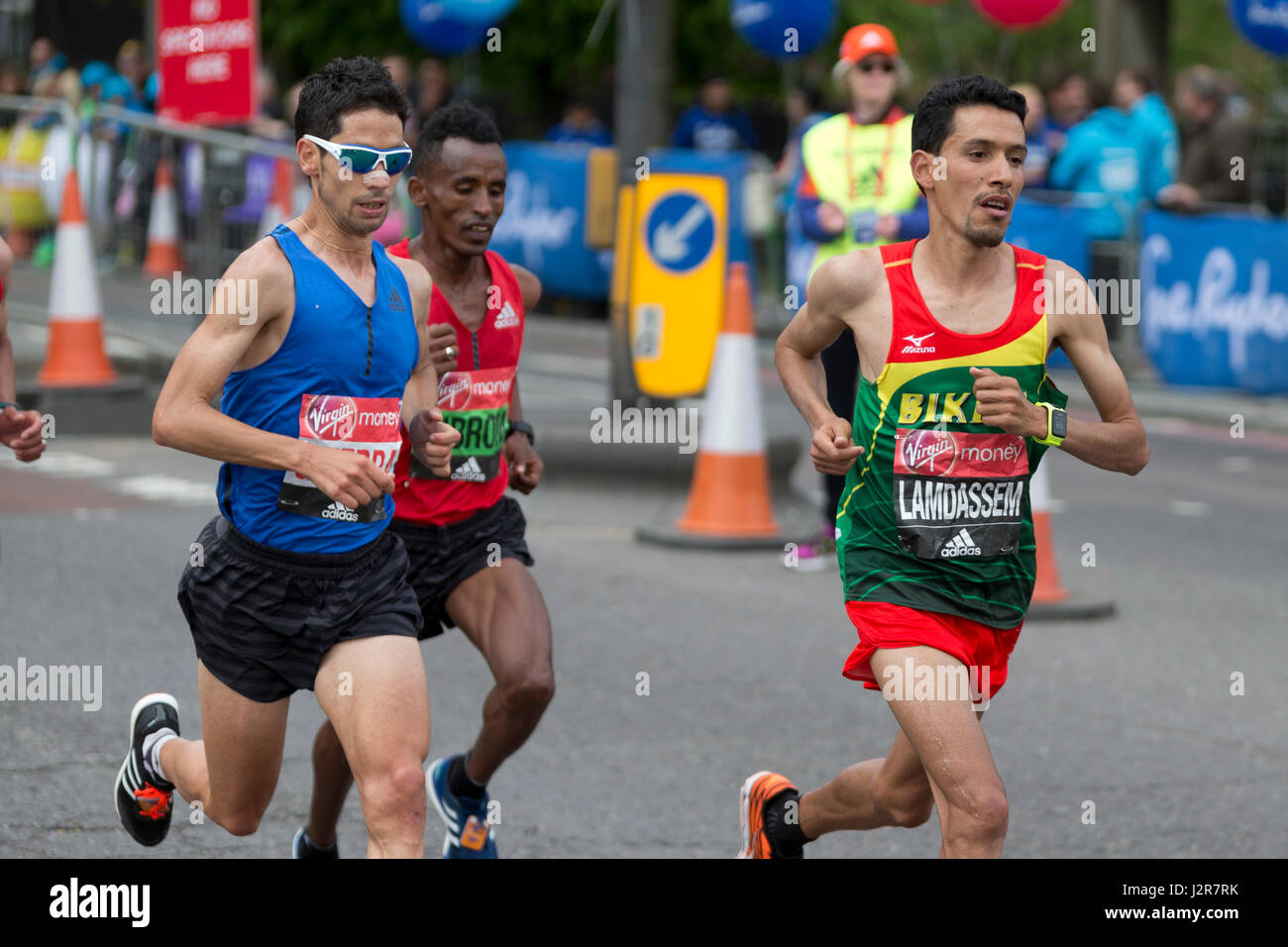 Javier Guerra, Ghebre Kibrom & Ayad Lamdassemrunning dans le Marathon de Londres 2017 Virgin Money, l'Autoroute, Londres, Royaume-Uni. Banque D'Images