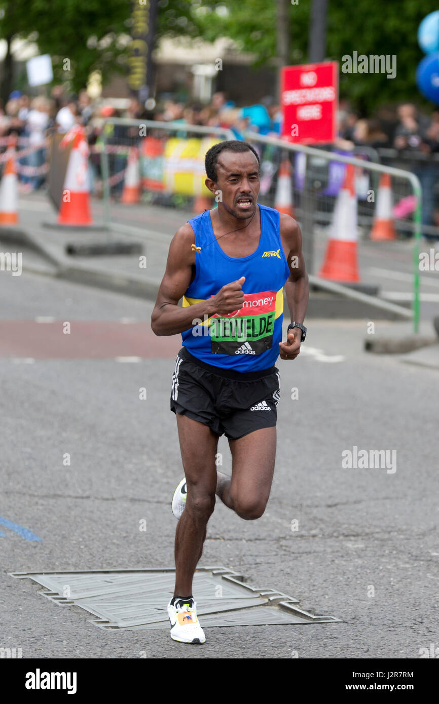 Tsegai Tewelde tournant dans la Vierge Argent Marathon de Londres 2017, l'Autoroute, Londres, Royaume-Uni. Banque D'Images