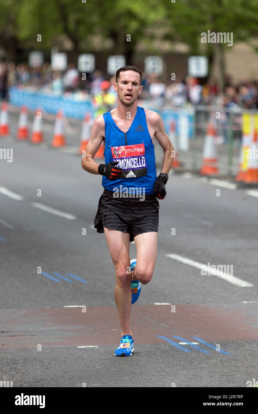 Andrew Lemoncello tournant dans la Vierge Argent Marathon de Londres 2017, l'Autoroute, Londres, Royaume-Uni. Banque D'Images