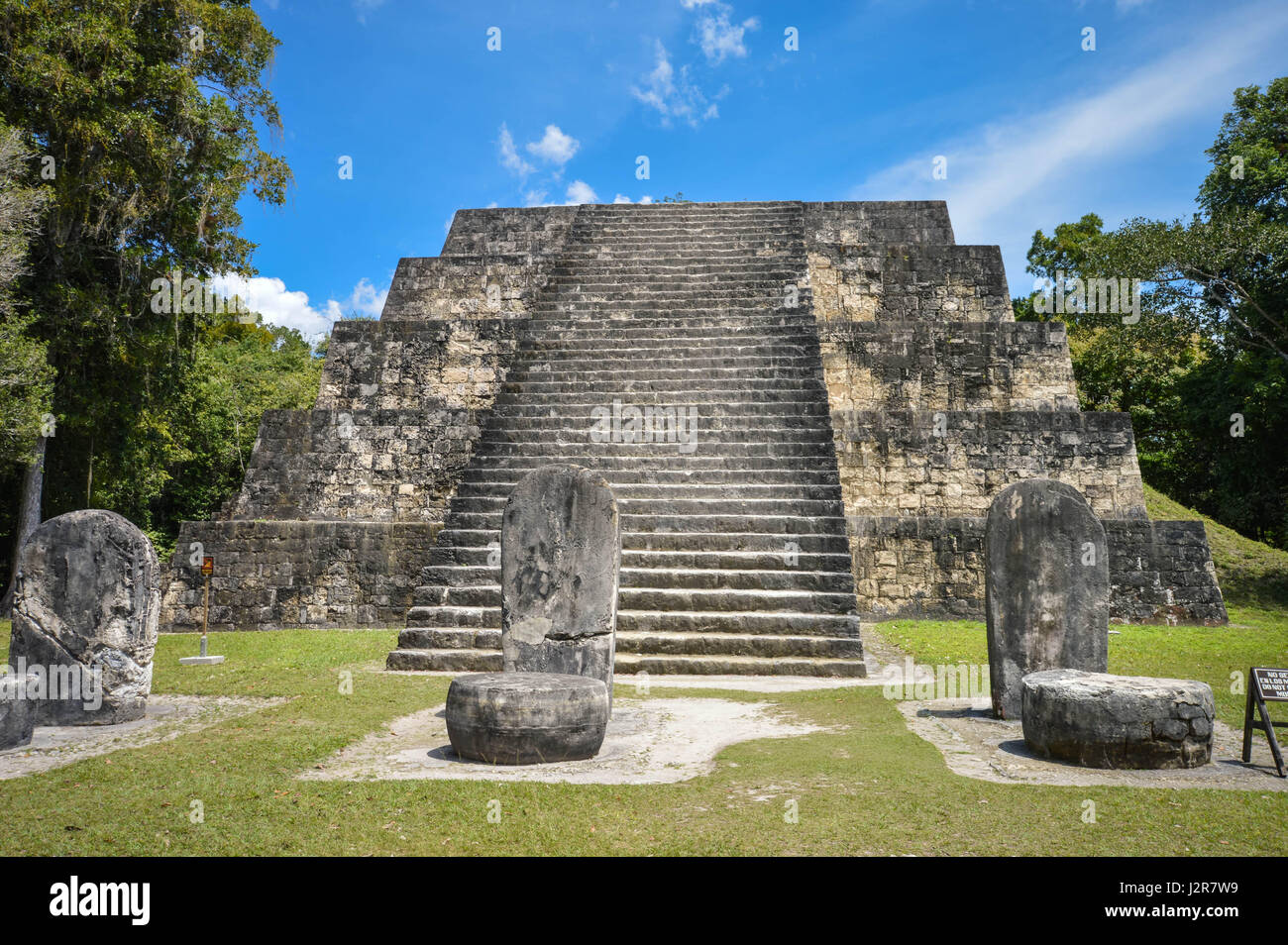 L'une des pyramides du complexe q et de nombreux stellae dans le parc national de Tikal et site archéologique, le Guatemala en Amérique centrale. Banque D'Images