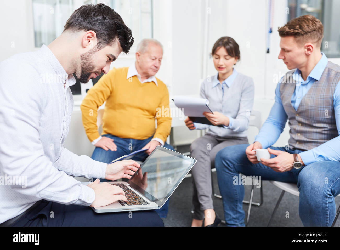 L'homme travaillant avec l'ordinateur à l'aide de la plate-forme d'affaires en ligne Banque D'Images