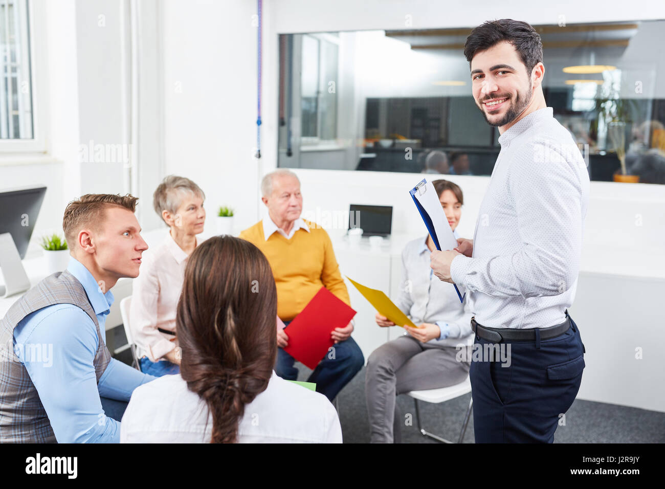 L'homme en tant qu'entraîneur en team building workshop avec team in office Banque D'Images
