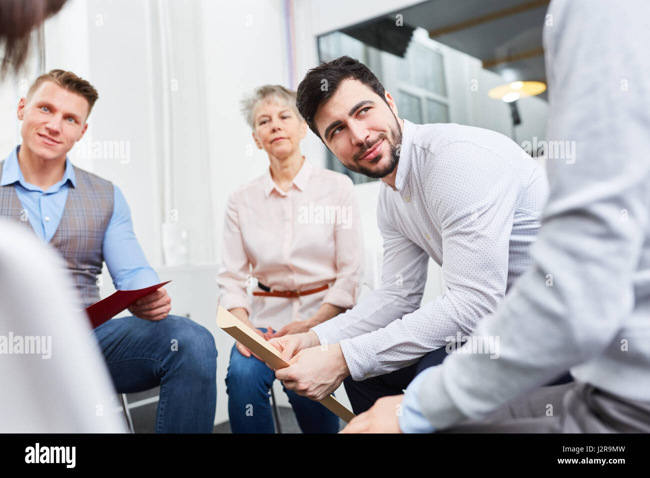 Les gens d'affaires ensemble en atelier de team building in office Banque D'Images