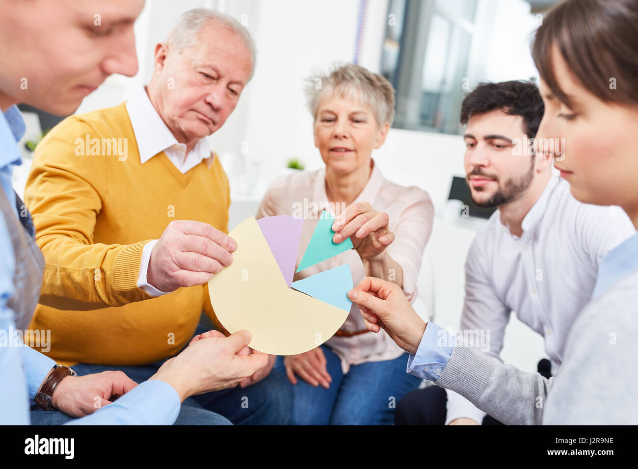 Le travail d'équipe en coopération à l'atelier team building avec groupe d'entreprise Banque D'Images