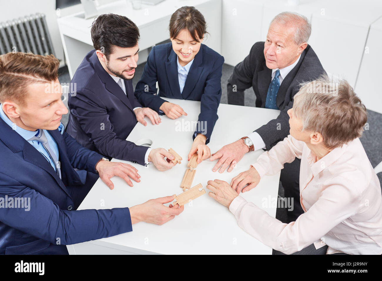 La coopération dans l'exercice de la réunion de l'équipe team building Atelier de groupe Banque D'Images