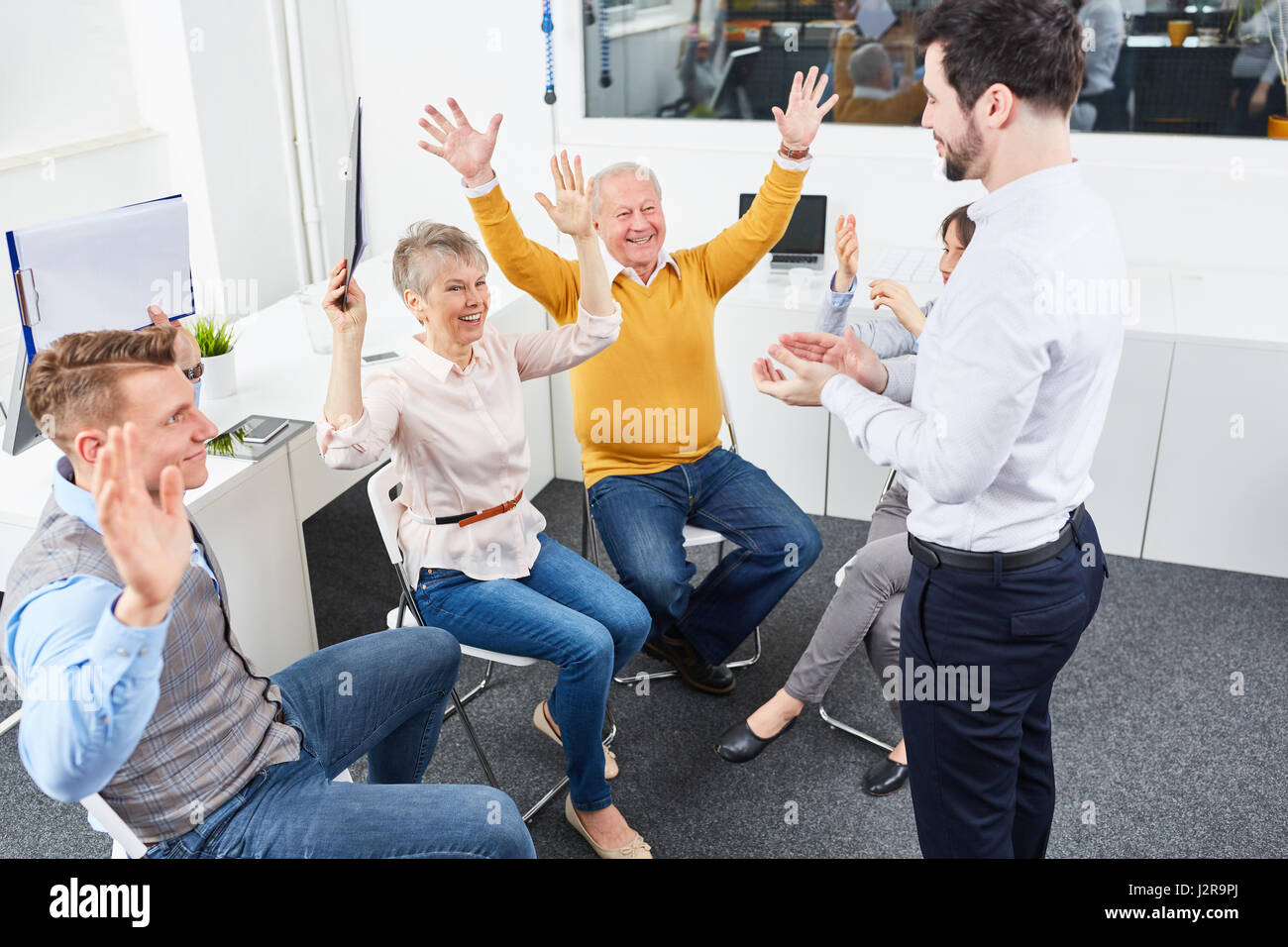 Le succès de l'équipe Entreprises célébration en team building workshop Banque D'Images
