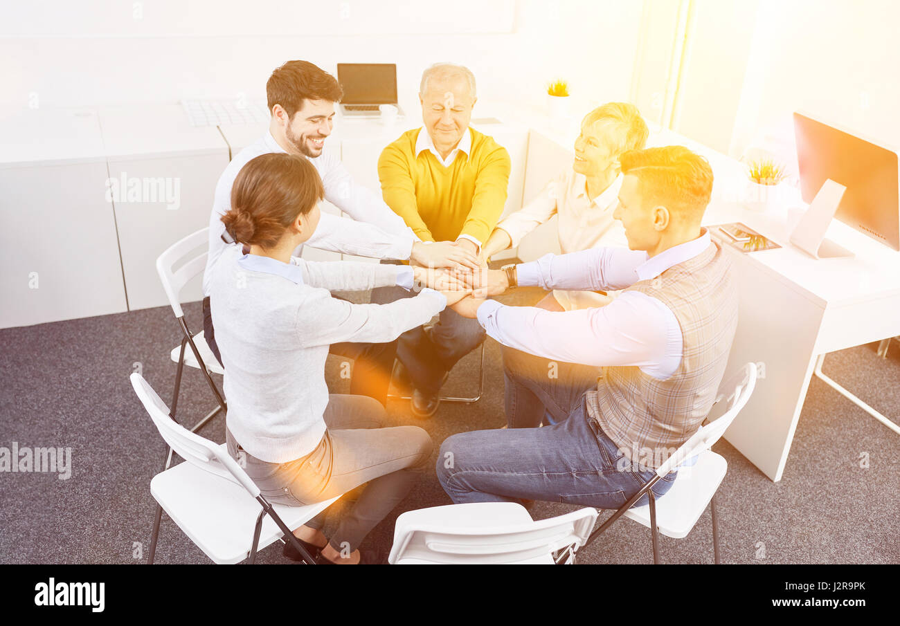 Groupe d'affaires en team building atelier dans le bureau Banque D'Images