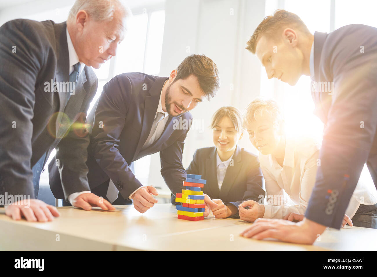 Les gens d'affaires de l'atelier de formation d'équipe faire l'exercice Banque D'Images