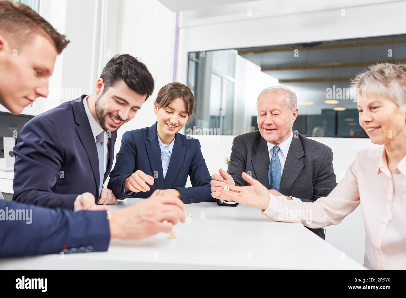 Les gens d'affaires jouer jeu de dés pour l'équipe de création de l'atelier de construction Banque D'Images